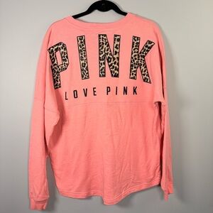 VS PINK LONG SLEEVE VARSITY
CREW SWEATSHIRT LEOPARD CHEETAH PUP LOGO L CORAL